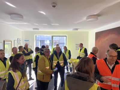 Die Teilnehmenden des Mitglieder- und Kundentags bei der Führung