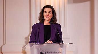 Image Dr. Sabine Hepperle vom BMWK am Rednerpult