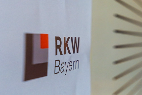 © Stefan Pfister / RKW Bayern e. V. Ausdruck des RKW Logo an einer Holzwand
