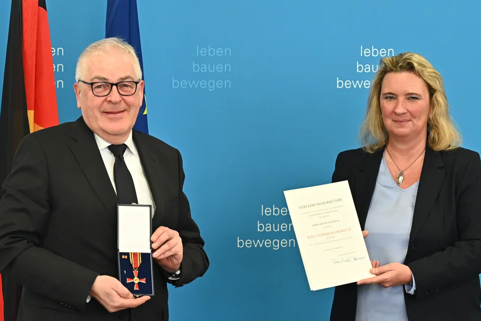© Bayerisches Staatsministerium für Wohnen, Bau und Verkehr Staatsministerin Kerstin Schreyer verleiht das Verdienstkreuz an Dieter Vierlbeck