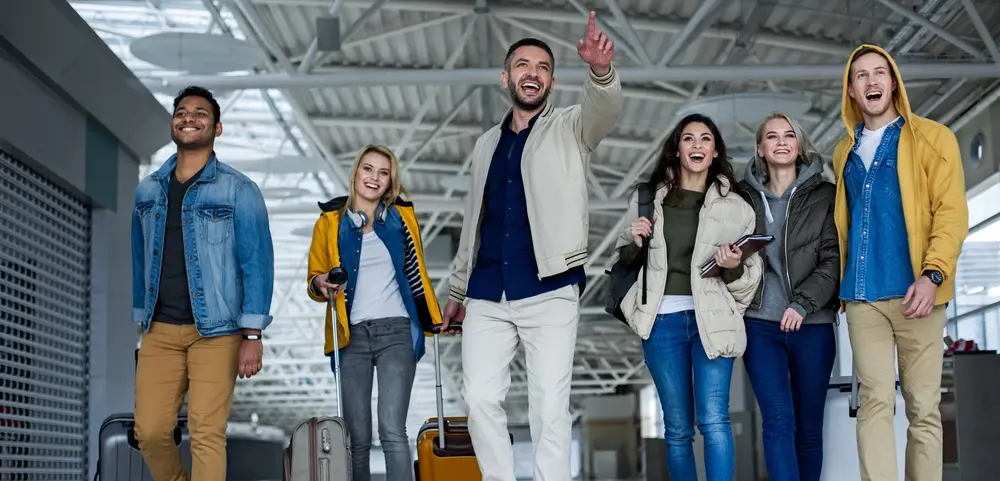© Yakobchuk Olena / Adobe Stock Reisegruppe am Bahnhof