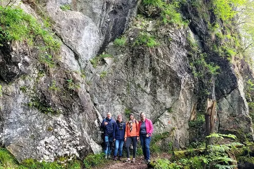 © Sabine Pfister / RKW Bayern e. V. Das RKW Team auf einer Wanderung vor hohen Felsen