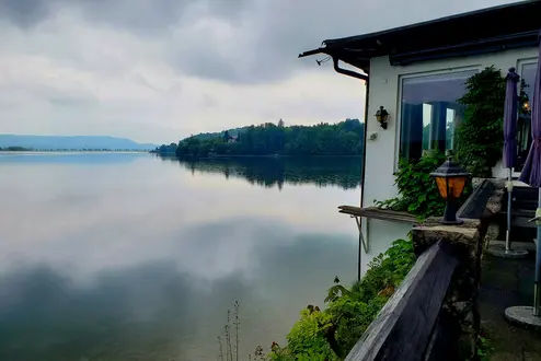 Blick auf den Kochelsee und Gasthof Grauer Bär